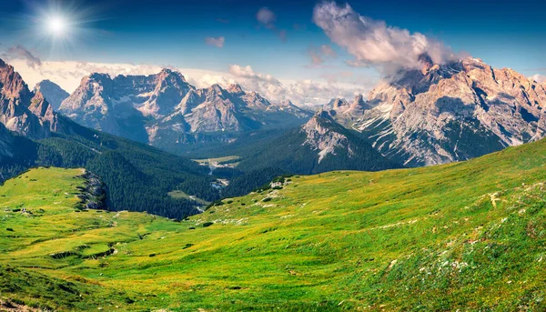 Ηλιόλουστη Θέα Πρωί Cristallo Οροσειρά Στο Εθνικό Πάρκο Tre Cime — Φωτογραφία Αρχείου