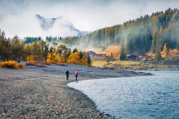 Two Tourists Walking Oeschinensee Lake Attractive Morning Scene Swiss Alps — Stock Photo, Image