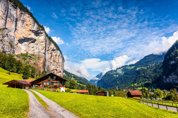 Majestuosa Vista Verano Cascada Lauterbrunnen Pueblo Espléndida Escena Aire Libre —  Fotos de Stock