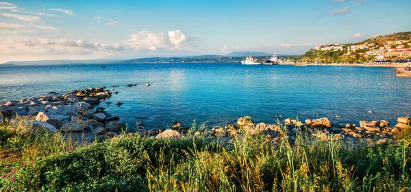 Prachtig Uitzicht Pilos Stad Kleurrijke Lente Scene Van Ionische Zee — Stockfoto