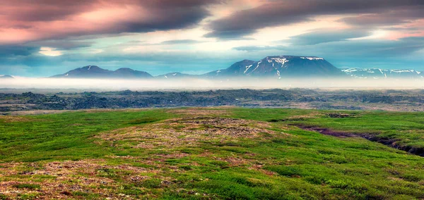 Paisaje Típico Islandés Con Montañas Brumosas Horizonte Colorido Amanecer Verano — Foto de Stock
