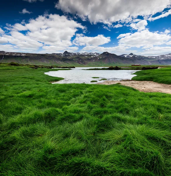 Verde Valle Hierba Las Montañas Volcánicas Estribaciones Paisaje Soleado Verano —  Fotos de Stock