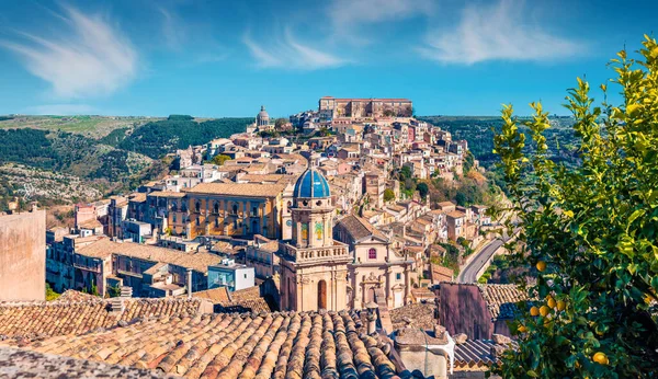 Zonnig Voorjaar Stadsgezicht Van Ragusa Stad Met Palazzo Cosentini Duomo — Stockfoto