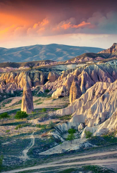 Cappadocia的虚幻世界四月红玫瑰谷的日出 Chavushin Village Located District Avanos Nevsehir Province Cappadocia Region — 图库照片