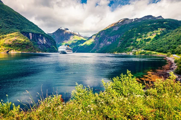 Cena Verão Ensolarada Porto Geiranger Oeste Noruega Vista Colorida Fiorde — Fotografia de Stock