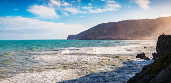 Sicilya 'nın kuzey kıyısında fırtına var, Calanovella köyü, İtalya, Avrupa. Akdeniz 'in panoramik deniz manzarası. Seyahat konsepti arka planı