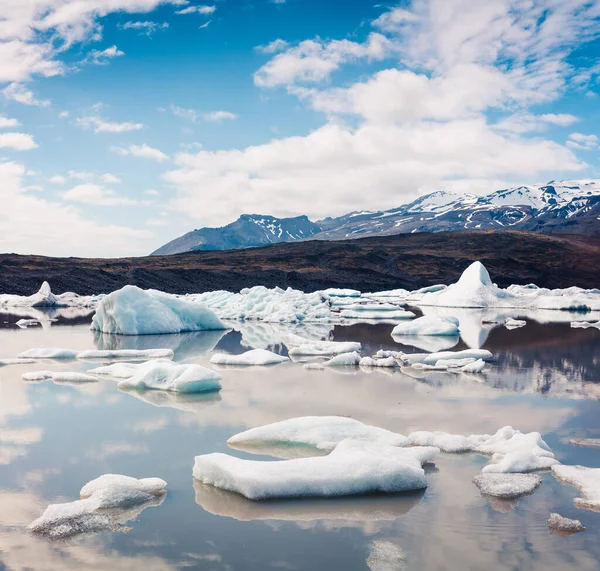 Fjallsarlon buzul gölünde yüzen buz kutusu. Vatnajokull Ulusal Parkı, Güneydoğu İzlanda, Avrupa 'da güneşli bir sabah sahnesi. İşlenmiş fotoğraf sonrası sanatsal stil.