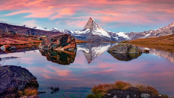 Göl üzerinde mor bir gökyüzü. Stellisee Gölü 'nün panoramik sabah manzarası. Arka planda Matterhorn zirvesi var. İsviçre Alpleri, Zermatt tatil beldesi, İsviçre, Avrupa 'da renkli sonbahar gündoğumu. 