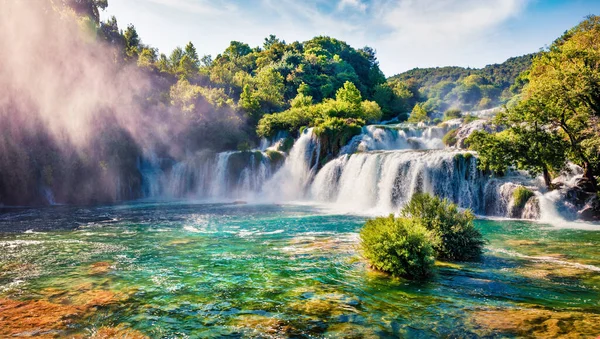 Skradinski Buk şelalesinin panoramik yaz manzarası. Krka Ulusal Parkı, Lozovac Köyü, Hırvatistan, Avrupa 'nın muhteşem sabah manzarası. Akdeniz ülkelerinin güzel dünyası.