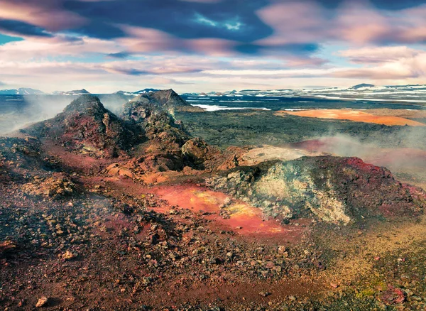 Felder Mit Dampfenden Gewässern Vulkan Krafla Farbenfroher Exotischer Sonnenuntergang Mit — Stockfoto