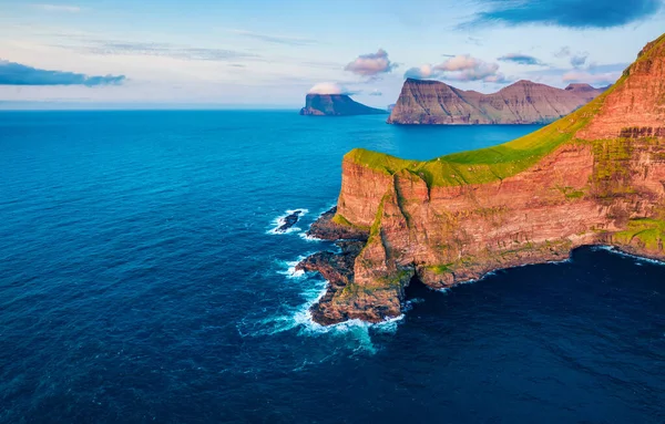 Vista Drone Voador Esplêndido Pôr Sol Farol Kallur Ilha Kalsoy — Fotografia de Stock