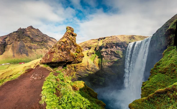 Φωτεινό Ηλιόλουστο Πρωινό Στο Skogafoss Καταρράκτη Στον Ποταμό Skoga Πολύχρωμη — Φωτογραφία Αρχείου