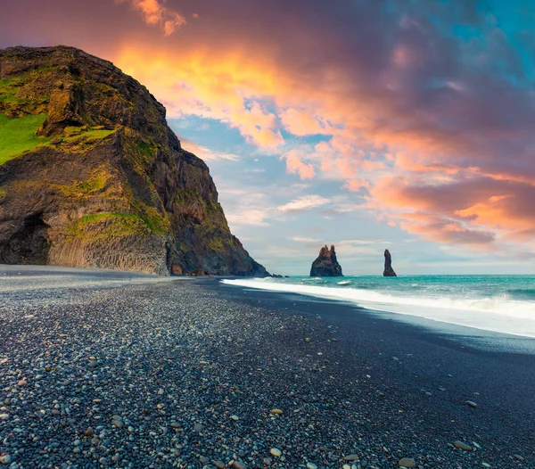 Wspaniały Krajobraz Morski Klifów Reynisdrangar Oceanie Atlantyckim Kolorowy Letni Zachód — Zdjęcie stockowe
