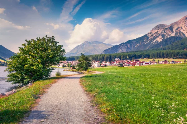 Barevný Letní Výhled Vesnici Valentin Ranní Venkovní Scéna Jezera Muta — Stock fotografie