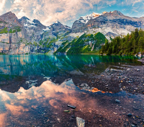 Färgglada Sommarsoluppgång Den Unika Sjön Oeschinensee Utmärkt Morgon Scen Schweiziska — Stockfoto