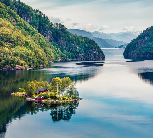 Vista Pitoresca Verão Pequena Ilha Com Edifício Norueguês Pintado Vermelho — Fotografia de Stock