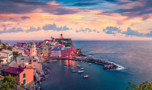 Increíble Paisaje Urbano Verano Ciudad Vernazza Gran Salida Del Sol — Foto de Stock