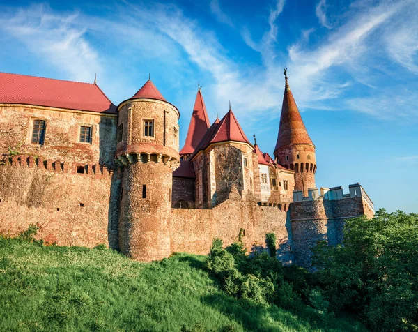 Picturesque Morning View Hunyad Castle Corvins Castle Engelsk Solfylt Sommerby – stockfoto