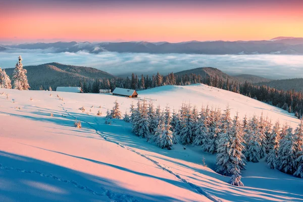 Studená Ranní Scéna Horské Vesnice Vysokých Horách Malebný Zimní Pohled — Stock fotografie