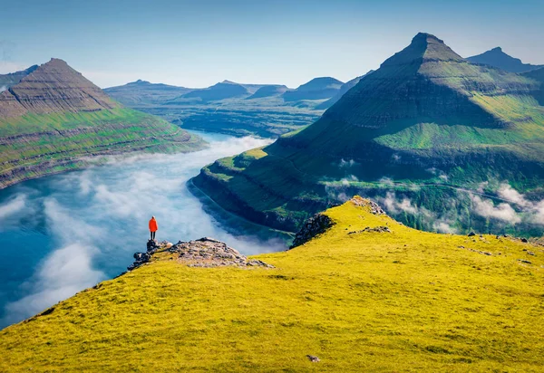 Osamělý Turista Obdivující Výhled Velkolepé Faerské Fjordy Okraji Vesnice Funningur — Stock fotografie