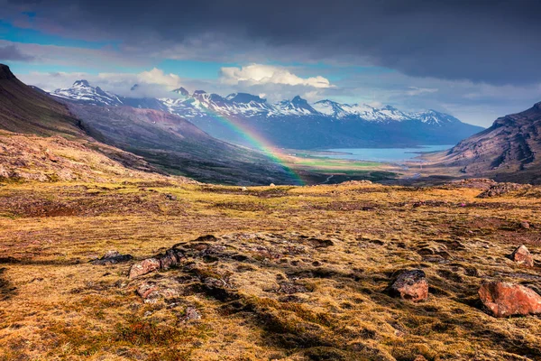 Легкий Дождь Радуга Исландских Горах Красочное Летнее Утро Исландии Европа — стоковое фото