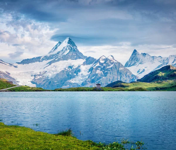 Imponerande Sommar Syn Schreckhorn Topp Färgglad Morgon Scen Bachalpsee Sjö — Stockfoto