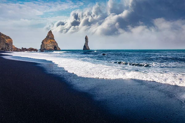 Atlantik Okyanusu Nun Inanılmaz Deniz Manzarası Siyah Kumsal Reynisdrangar Uçurumları — Stok fotoğraf