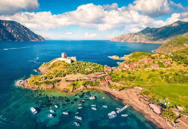 Uçan İHA 'nın görüntüsü. Port de Girolata 'nın muhteşem sabah manzarası. Arabayla gidilemeyen bir yer. Korsika adası, Fransa, Avrupa 'nın muhteşem yaz manzarası. İnanılmaz Akdeniz manzarası.