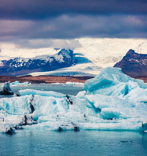 Zwevend Van Blauwe Ijsbergen Jokulsarlon Gletsjerlagune Kleurrijke Zonsondergang Vatnajokull National — Stockfoto