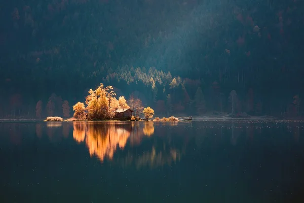 Tolle Herbstszene Eibsee Unglaublicher Morgenblick Auf Das Erste Sonnenlicht Glühende — Stockfoto