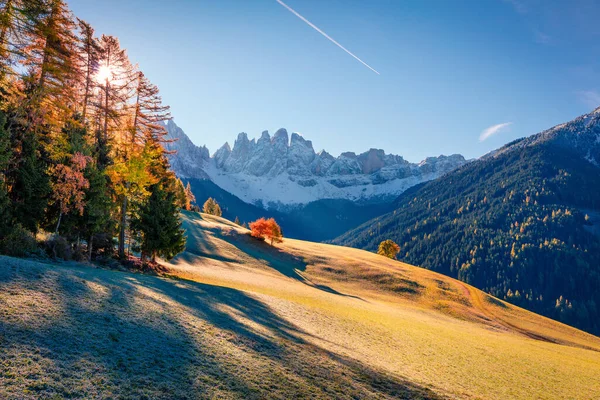 GeislerまたはOdle Dolomites Groupの前にあるSanta Maddalena村の丘の壮大な景色 ドロマイトアルプス イタリア ヨーロッパのカラフルな秋のシーン 田舎のコンセプトの背景の美しさ — ストック写真