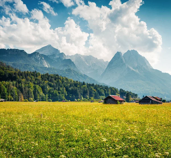 Slunečný Letní Výhled Horské Středisko Garmisch Partenkirchen Coloful Venkovní Scéna — Stock fotografie