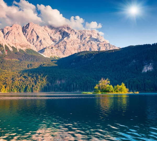 Zugspitze山脈とEibsee湖の晴れた夏の朝 ドイツアルプス バイエルン州 ガルミッシュ パルテンキルヒェン村の素晴らしい屋外シーン ドイツ ヨーロッパ 芸術風のポスト処理写真 — ストック写真