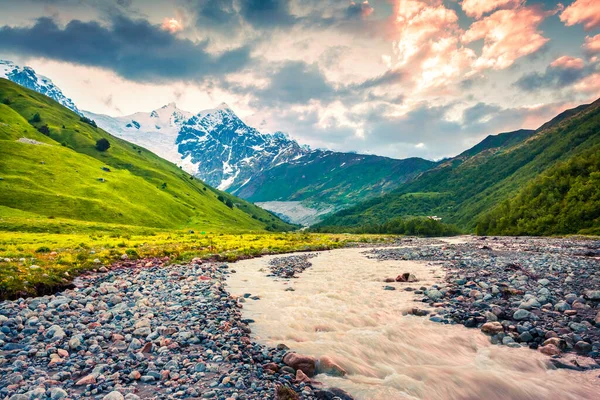 Mentari Musim Panas Yang Cerah Lembah Pegunungan Dengan Sungai Adishchala — Stok Foto