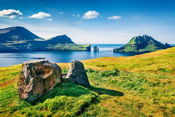 Cena Verão Colorido Das Ilhas Faroé Com Falésias Tindholmur Fundo — Fotografia de Stock
