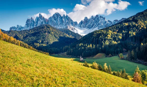 在Geisler或Odle Dolomites Group前面的Ranui教堂里 奇泽塔 圣乔凡尼的壮观景象 意大利Santa Magdalena村Dolomite阿尔卑斯山五彩缤纷的秋天落日 — 图库照片