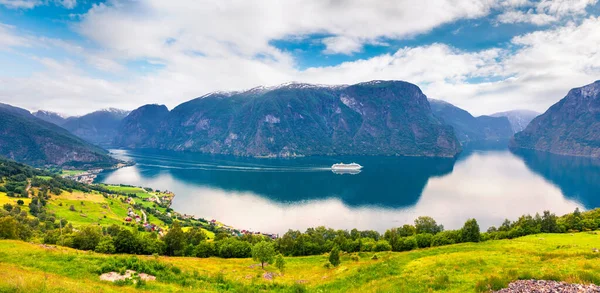 Sognefjorden fiyordunun harika yaz manzarası. Norveç 'in Aurlandsvangen köyü ile renkli bir sabah sahnesi. Seyahat konsepti geçmişi. İşlenmiş fotoğraf sonrası sanatsal stil