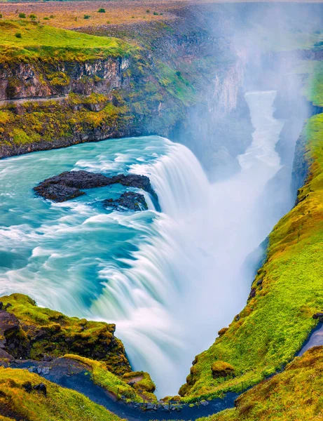 Sabahın sisinde büyük bir şelale Gulfoss. Güneybatı İzlanda, Avrupa 'daki Hvita Nehri' nde renkli bir yaz manzarası. İşlenmiş fotoğraf sonrası sanatsal stil.