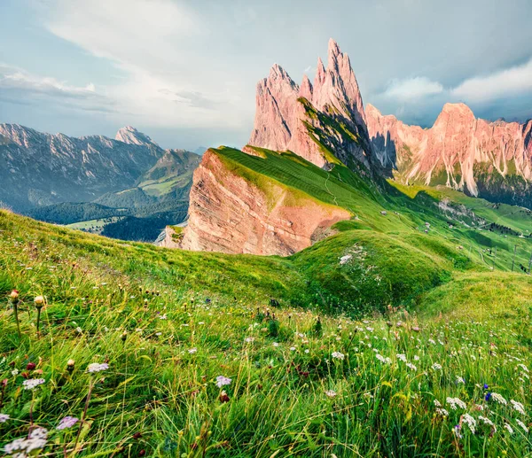 Furchetta zirvesinin çekici sabah manzarası. Funes Valley 'in resimli yaz sahnesi. Puez Odle Ulusal Parkı, Dolomiti Alpleri, Bolzano ili, Güney Tyrol, İtalya, Avrupa.