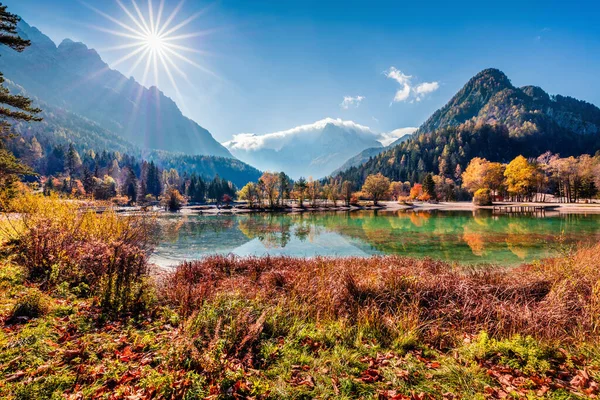 令人惊叹的贾斯纳湖晨景 超级秋天的场景朱利安阿尔卑斯山 戈兹德马蒂耶克的位置 斯洛文尼亚 特里格拉夫国家公园美丽的风景 旅行概念背景 — 图库照片