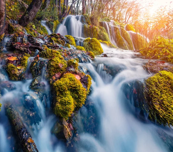 Vista Pitoresca Manhã Cachoeira Água Pura Parque Nacional Plitvice Fabulosa — Fotografia de Stock