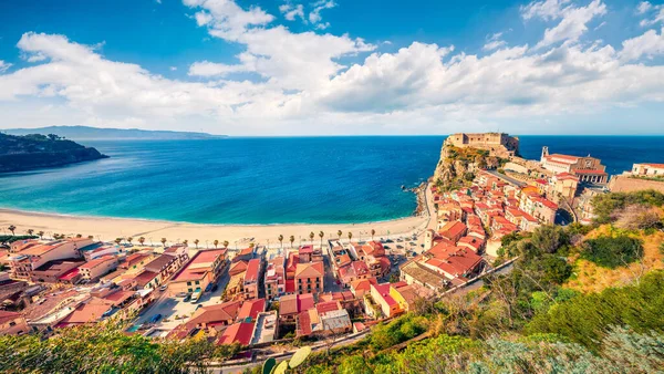 背景にルフォ城とシラの町の魅力的な午後の景色 レッジョ カラブリアの首都の一部 イタリア ヨーロッパ 地中海の穏やかな春の海 — ストック写真