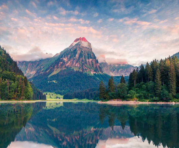 호수에 미스티 풍경의 스위스 알프스 마을의 스위스 포스팅 — 스톡 사진