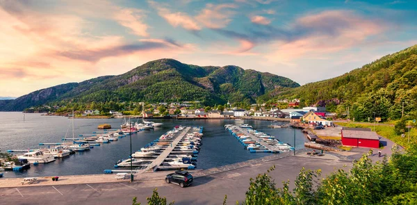 노르웨이 마을의 인상적 하당데 피오르덴 피오르드 장면입니다 개념의 — 스톡 사진