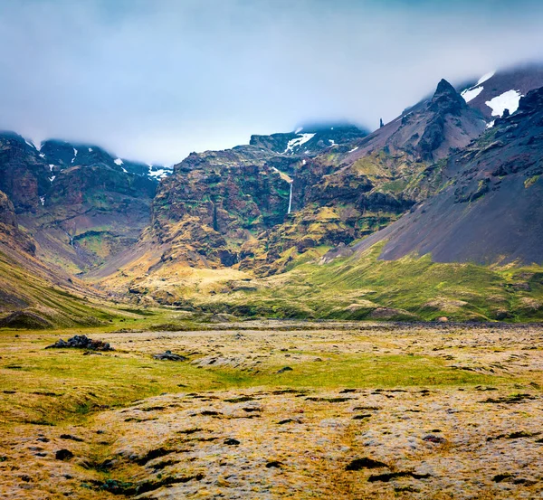 Tipikus Izlandi Táj Fenséges Kanyonnal Tiszta Vízforrással Drámai Nyári Reggel — Stock Fotó