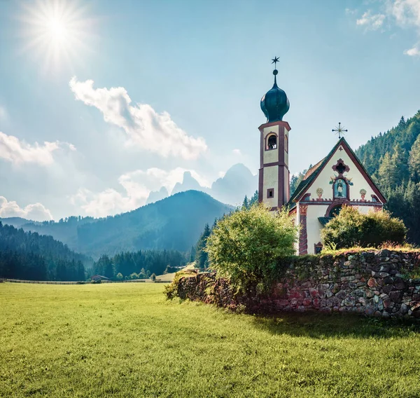 St. Magdalena köyündeki San Giovanni Kilisesi 'nin muhteşem sabah manzarası. Arka planda Odle Group dağları, Dolomiti Alpleri, Bolzano, Güney Tyrol, İtalya. 