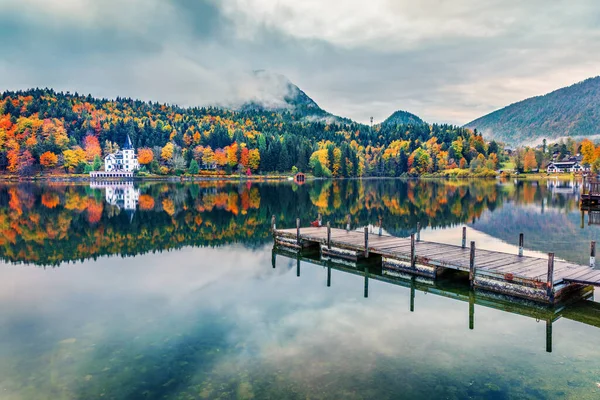 Grundlsee湖的多雾秋景 美丽的Brauhof村的晨景 奥地利 欧洲的Styria凝视着 阿尔卑斯山景色多姿多彩 旅行概念背景 — 图库照片