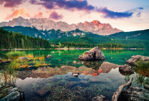 背景にZugspitze山脈とEibsee湖のカラフルな朝のシーン バイエルンアルプス ドイツ ヨーロッパの素晴らしい夏の景色 自然の概念の背景の美しさ — ストック写真