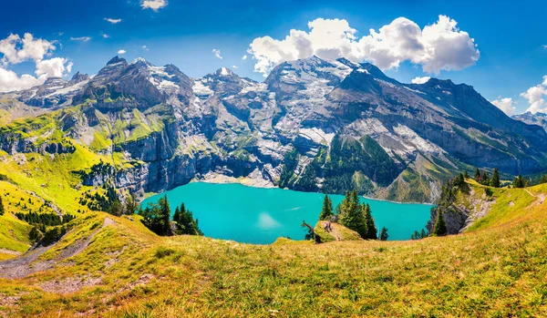 Fantastisk Sommarmorgon Den Unika Sjön Oeschinensee Fantastisk Utomhusscen Schweiziska Alperna Royaltyfria Stockbilder