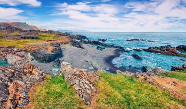 Siyah bazalt kumu olan tipik İzlanda deniz manzarası. Avrupa, İzlanda 'nın batı kıyısında renkli bir yaz sabahı. İşlenmiş fotoğraf sonrası sanatsal stil